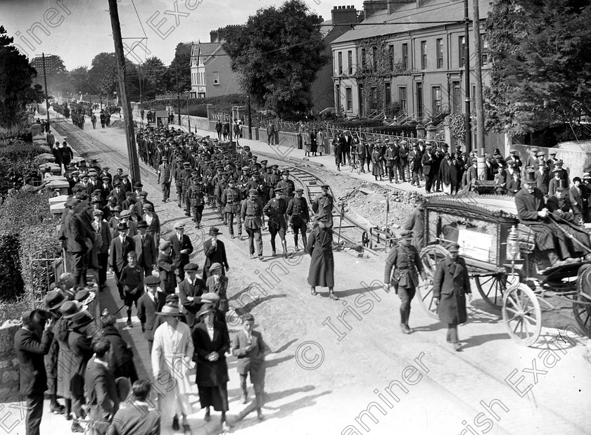 358006 
 FUNERAL OF MICHAEL COLLINS ON WESTERN ROAD, CORK - AUGUST 1922 - REF. 8

DOWN MEMORY LANE - BLACK AND WHITE