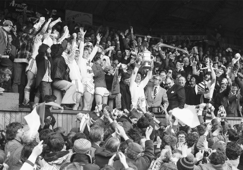 649608 
 Soccer F.A.I. Cup 20/04/80 1980 , Waterford v St. Patricks Athletic at Dalymount Park , Waterford's captain Al Finucane holding up the Cup . 
ref no 238/172