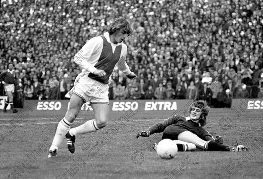 429332 
 Cork Hibernians forward Dave Wiggington rounds Shelbourne goalkeeper Paddy Roche during the drawn F.A.I. Cup Final at Dalymount Park, Dublin.
22/04/1973. Ref. 157/81.
100 Cork Sporting Heroes Old black and white
Cork Hibs Wiggy