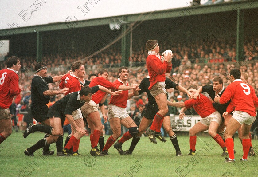 539601 
 Munsters Ken O'Connell wins this line out agains the All Blacks at Musgrave Park 11/11/89 
ref 424/144 
rugby .