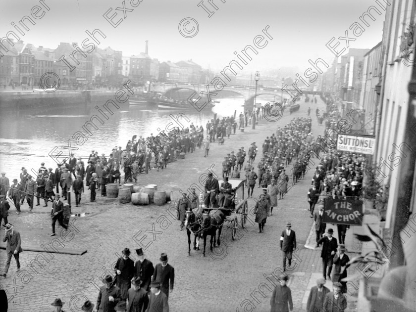 822726 
 For 'READY FOR TARK'
Funeral of General Michael Collins proceeds along Patrick's Quay, Cork in August, 1922. Ref. 1506. Old black and white funerals Irish Civil War