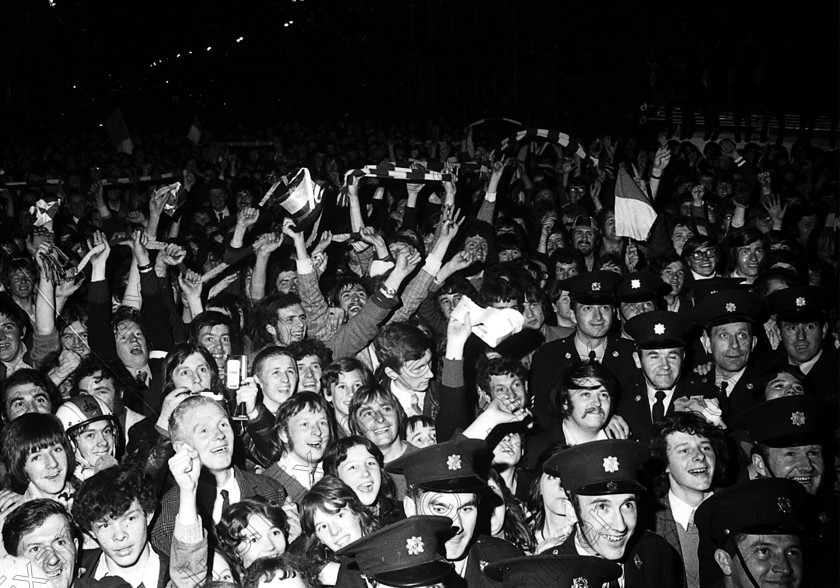 559620 
 SOCCER - JUBILATION CORK AS CORK HIBERNIANS RETURN WITH F.A.I. CUP AFTER THEIR HISTORIC WIN AT DALYMOUNT PARK ON APRIL 23RD, 1972 WHEN THEY DEFEATED WATERFORD - REF. 140/033

DOWN MEMORY LANE - BLACK AND WHITE