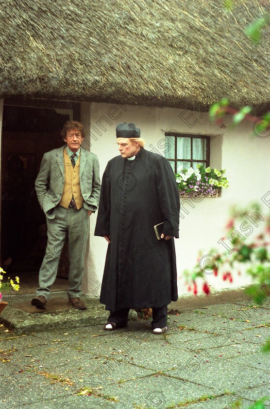 1108629 
 Divine Rapture film at Ballycotton, 11/7/95 1995 
Marlon Brando , John Hurt . ref no 629/048 629/48