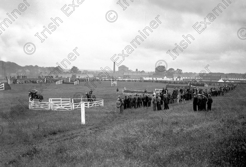 751498 751498 
 The Midleton Summer Show 14/06/1933 Ref. 124B Old black and white showjumping agriculture