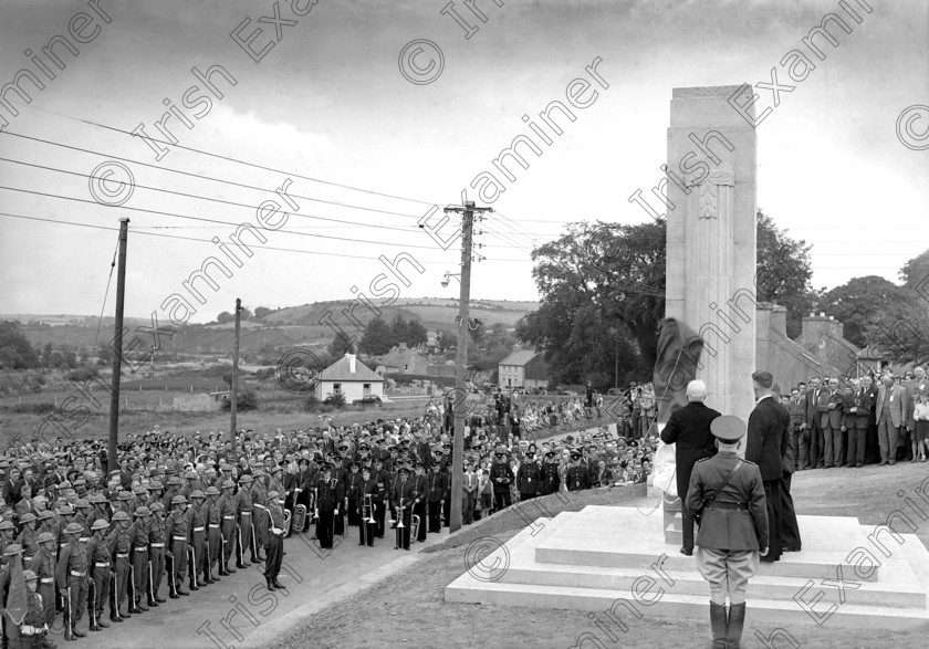 852567 
 For 'READY FOR TARK'
Memorial to West Cork republicans unveiled at Bandon by President Sean T. O'Kelly. Also in picture is Comdt. General Tom Barry. 02/08/1953 Ref. 169G Old black and white I.R.A. Irish War of Independence Third West Cork Brigade