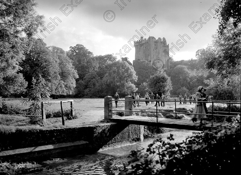castlebridgebwhires 
 For 'READY FOR TARK'
Members of the Racing Club de France rugby club on a visit to Blarney Castle, Co. Cork. 04/10/1949 Ref. 683D old black and white tourism tourists