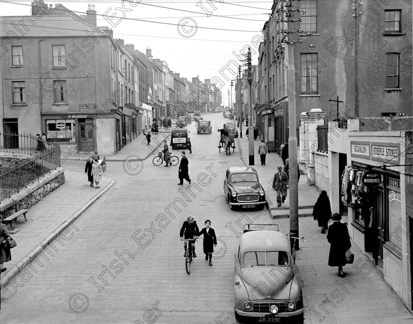 CSS8 819778-shandon-street 
 A view from the lower end of Shandon Street, Cork. 09/10/1953 Ref. CSS8 
 Keywords: Old black and white streets street scenes northside