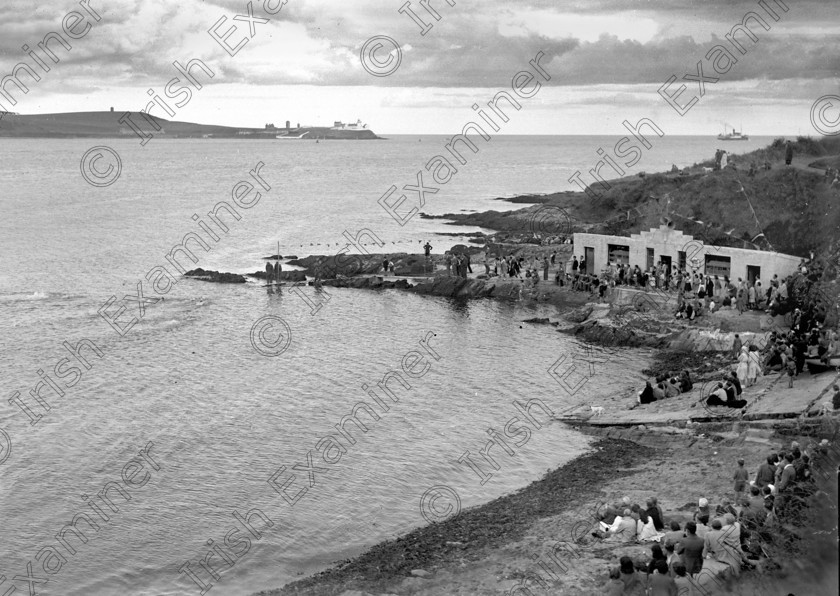 835524 835524 
 For 'READY FOR TARK'
Weaver's Point (Crosshaven) swimming gala 14/08/1946 Ref. 118D Old black and white swimmers