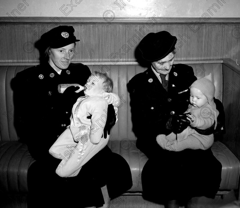 546501 546501 
 EMIGRANTS LEAVE ON LINER 'GEORGIC' FOR CANADA FROM COBH, CO. CORK 12/04/53 - REF. 5G

DOWN MEMORY LANE - BLACK AND WHITE